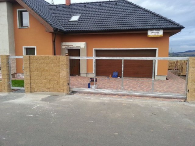 posuvná brána